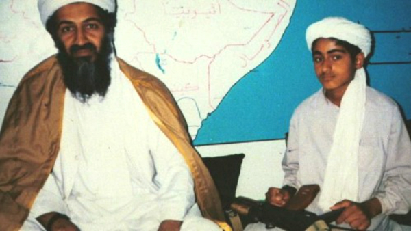 Hamza bin Laden junto a su padre Osama, cuando éste lideraba Al Qaeda.