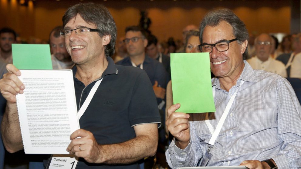 Carles Puigdemont y Artur Mas. (Foto: EFE)