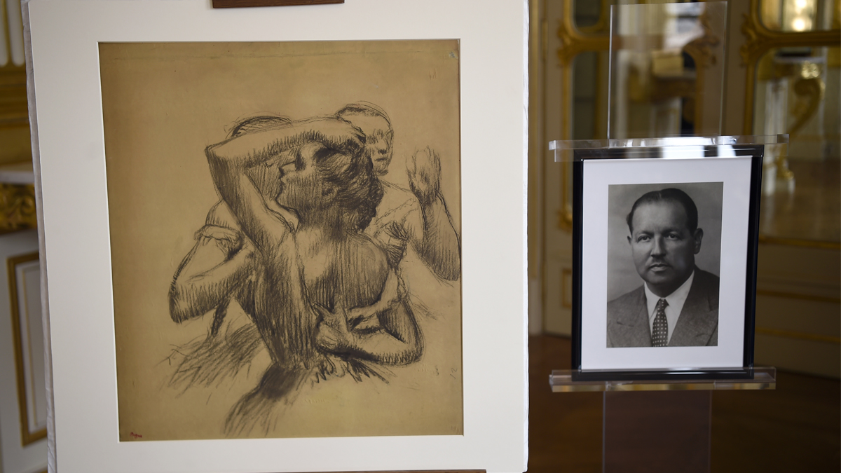 ‘Busto de tres bailarinas’, de Edgar Degas, junto a una fotografía de Maurice Dreyfus. (Foto: AFP)