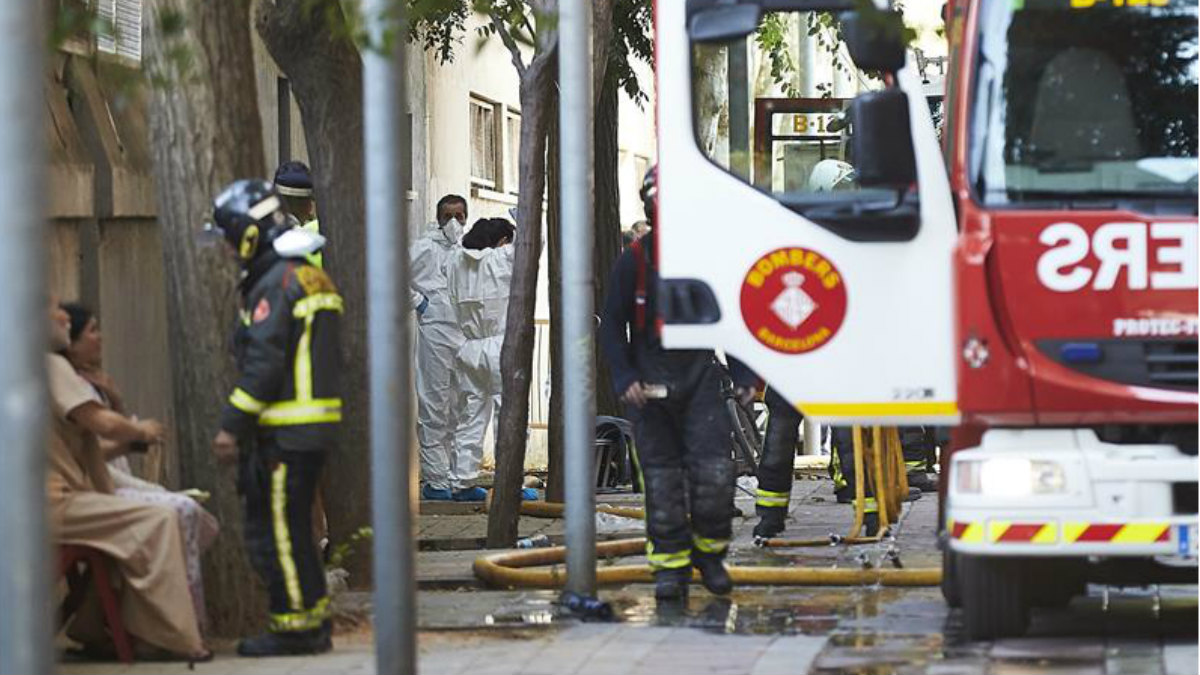 Agentes de los bomberos de Barcelona atienden a heridos en el incendio. (Foto: EFE)