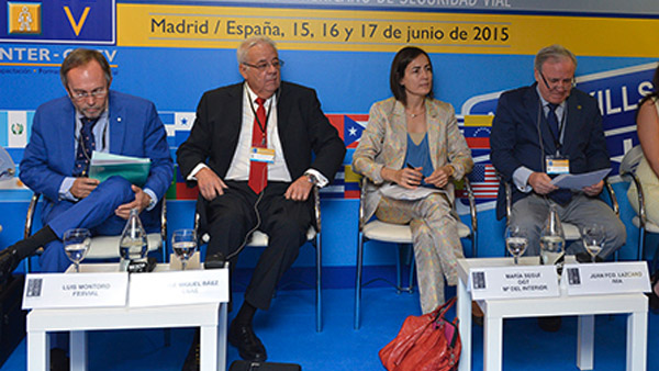 La directora de la DGT, María Seguí, junto al presidente de CNAE (con corbata roja), José Miguel Báez, en un foro celebrado en junio de 2015.