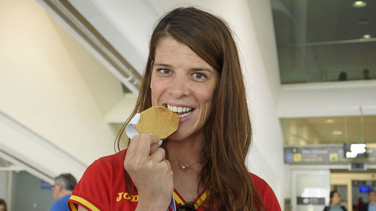 Ruth Beitia ‘muerde’ el oro conseguido en Ámsterdam. (EFE)