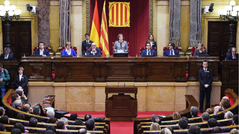 La presidenta del Parlament, Carme Forcadell (c) (Foto: Efe)