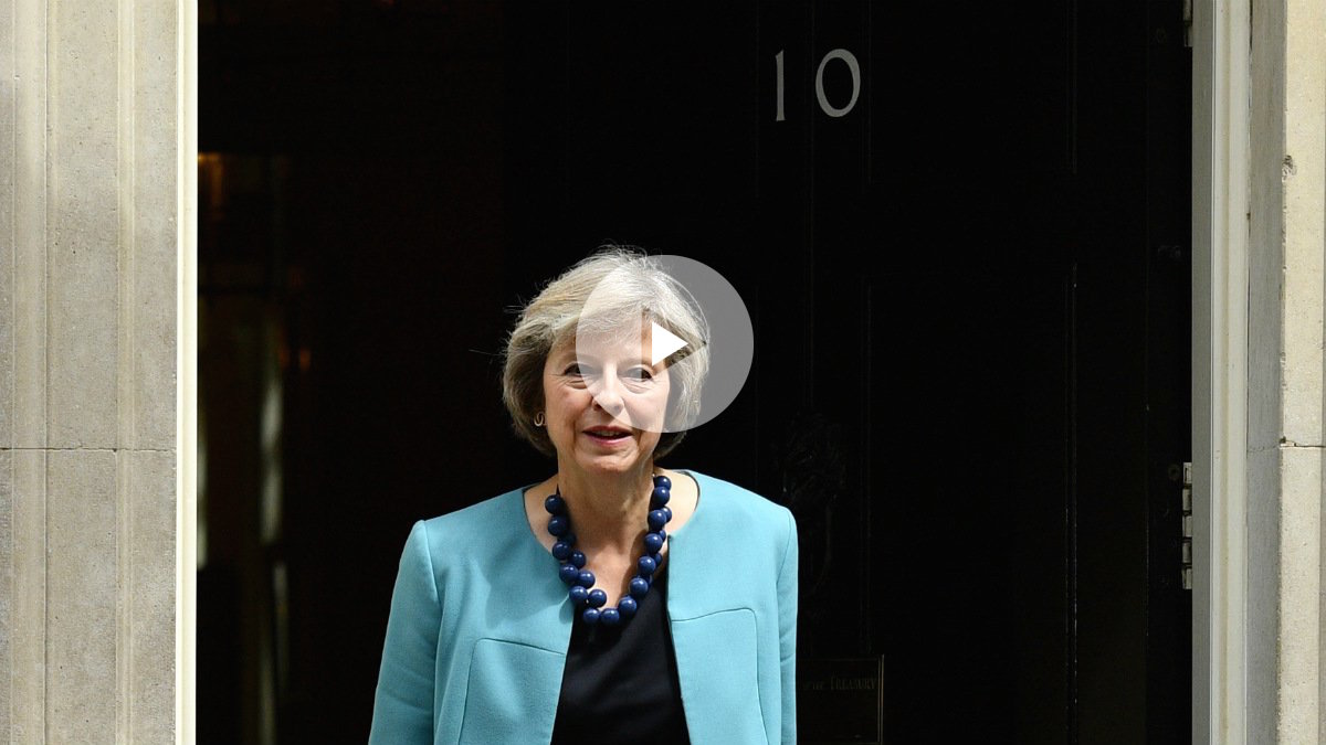 Theresa May, ante el 10 de Downing Street, su nuevo hogar como primera ministra. (AFP)