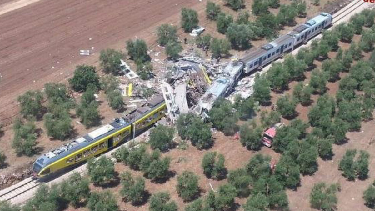 Así han quedado los dos trenes después de la colisión. (Foto: TW Vigili del fuoco)