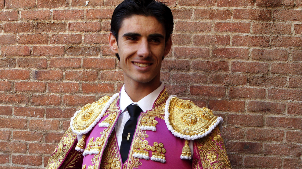 Víctor Barrio antes de saltar al ruedo. (Foto: EFE)
