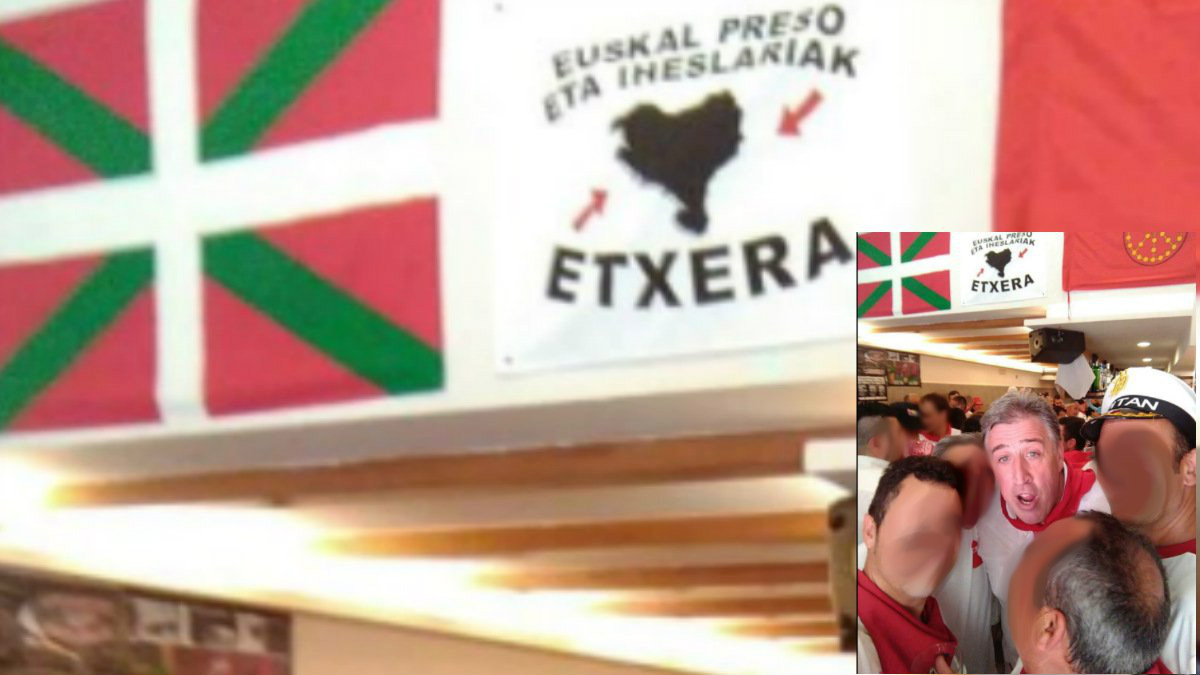 El alcalde de Pamplona, Joseba Asirón, celebrando los Sanfermines en un bar con emblemas proetarras. (Foto: TW)