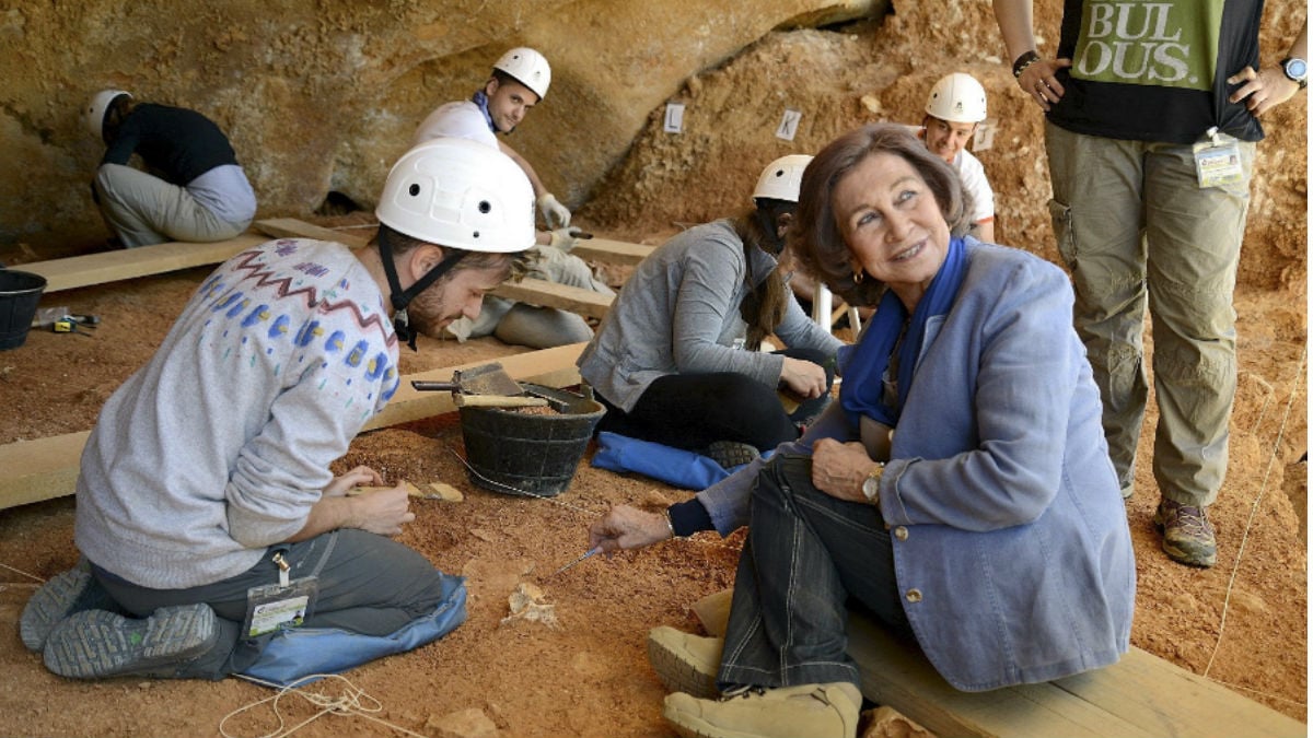 La Reina Sofia, calzada con botas Robusta, en los yacimientos de Atapuerca, donde colabora calzados Robusta.