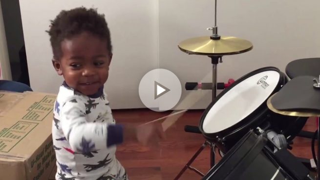 Este niño sorprende a las redes con su destreza tocando la batería