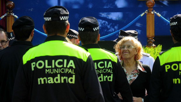 La regidora entre agentes de Policía. (Foto: Madrid)