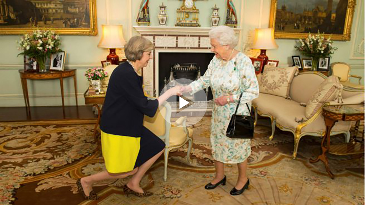 La nueva primera ministra británica, Theresa May, acepta el cargo ante la reina Isabel II en Buckingham. (Reuters)