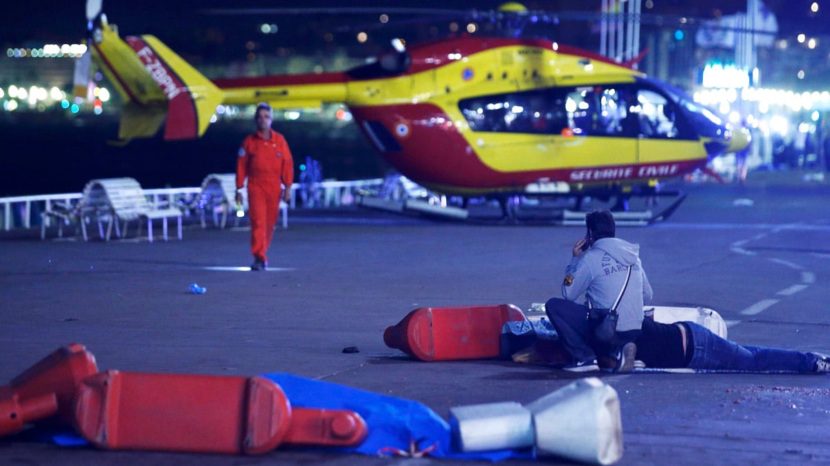 Los servicios de seguridad atienden a las víctimas en Niza (Foto: Reuters)