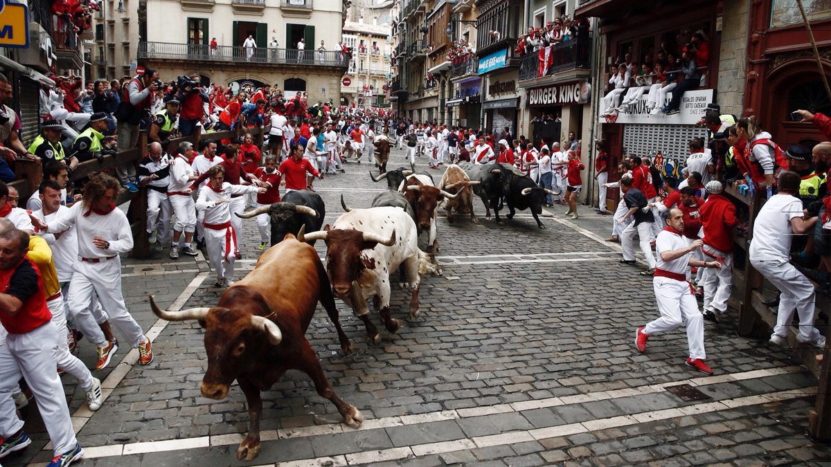 Los Miura por las calles de Pamplona. (Foto: EFE)