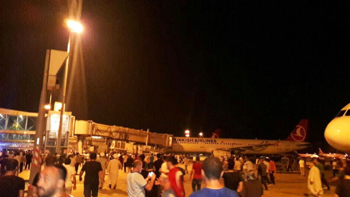 El aeropuerto internacional Atatürk de Estambul, en la noche del viernes durante el levantamiento militar.
