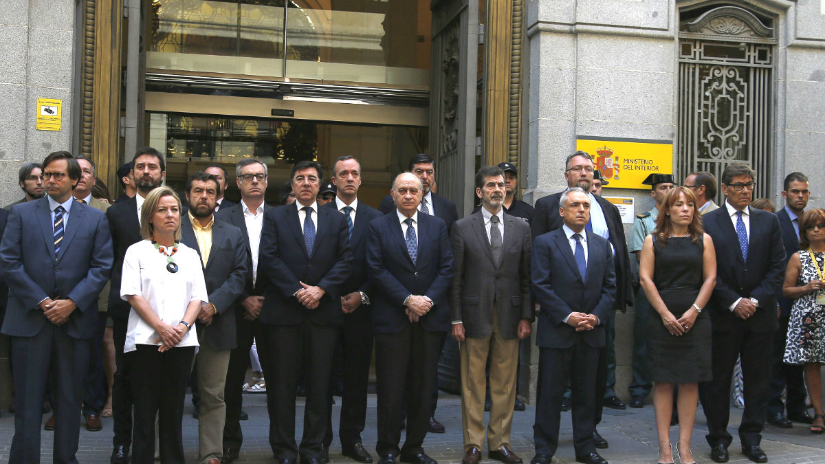 Minuto de silencio en el Ministerio del Interior, con su titular en funciones, Jorge Fernández Díaz (c), al frente, tras la reunión de la comisión de seguimiento del pacto contra el terrorismo yihadista para analizar el atentado de la ciudad francesa de Niza (Foto: Efe)