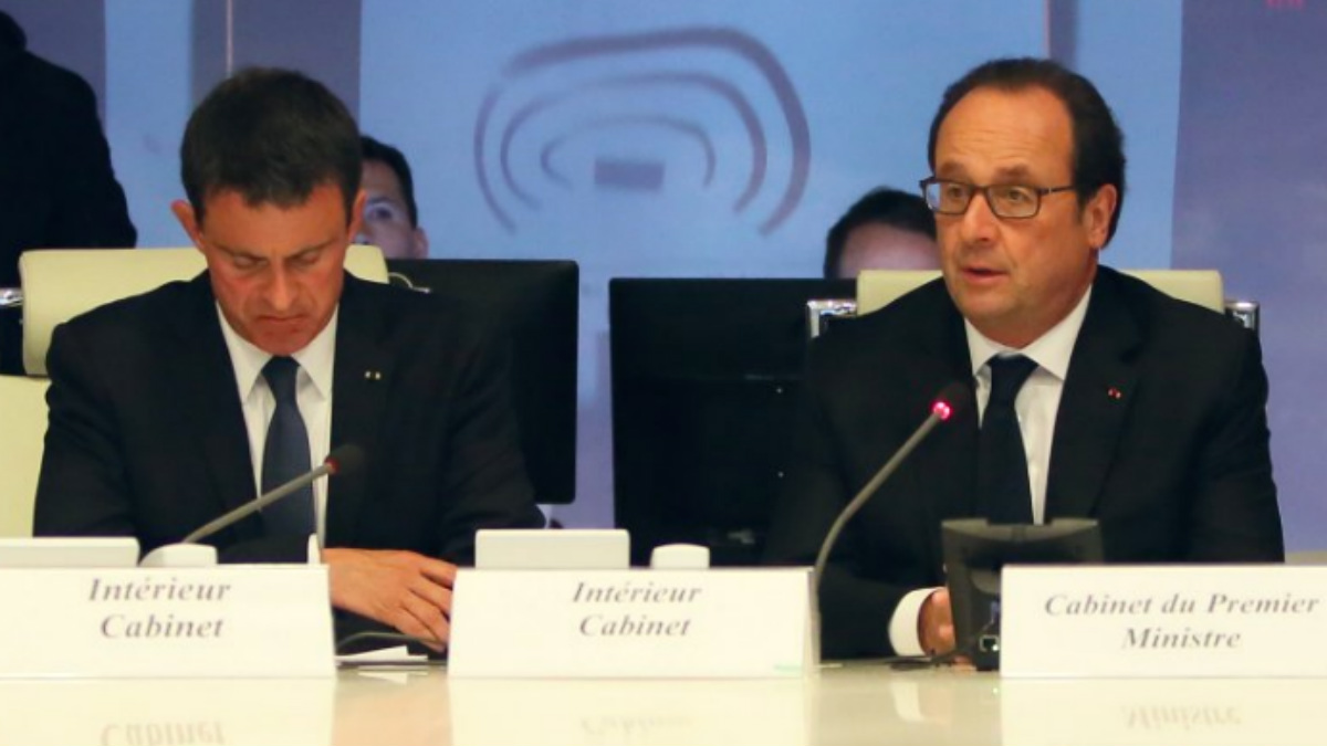 El primer ministro, Manuel Valls, y el presidente francés, François Hollande, en el gabinete de crisis en París.