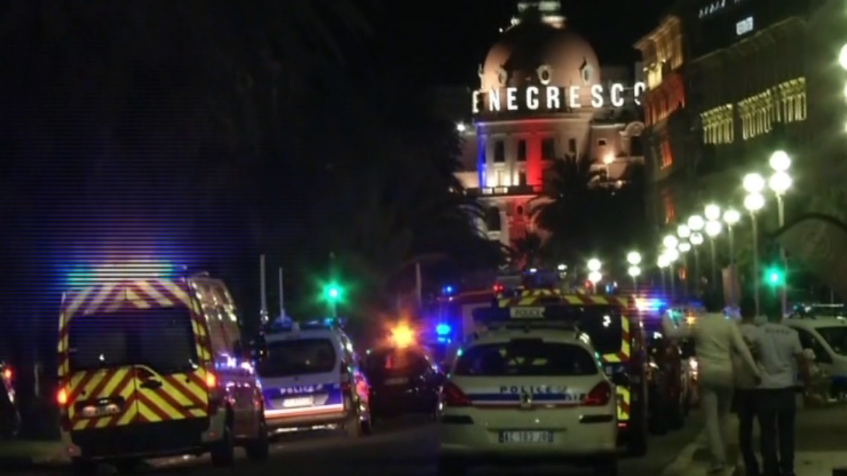 Las ambulancias, camino del Hotel Negresco, en la noche del 14J, en Niza.