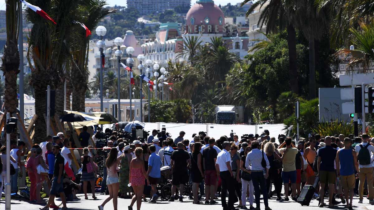 Una multitud en Niza al día siguiente de la matanza (Foto: AFP)