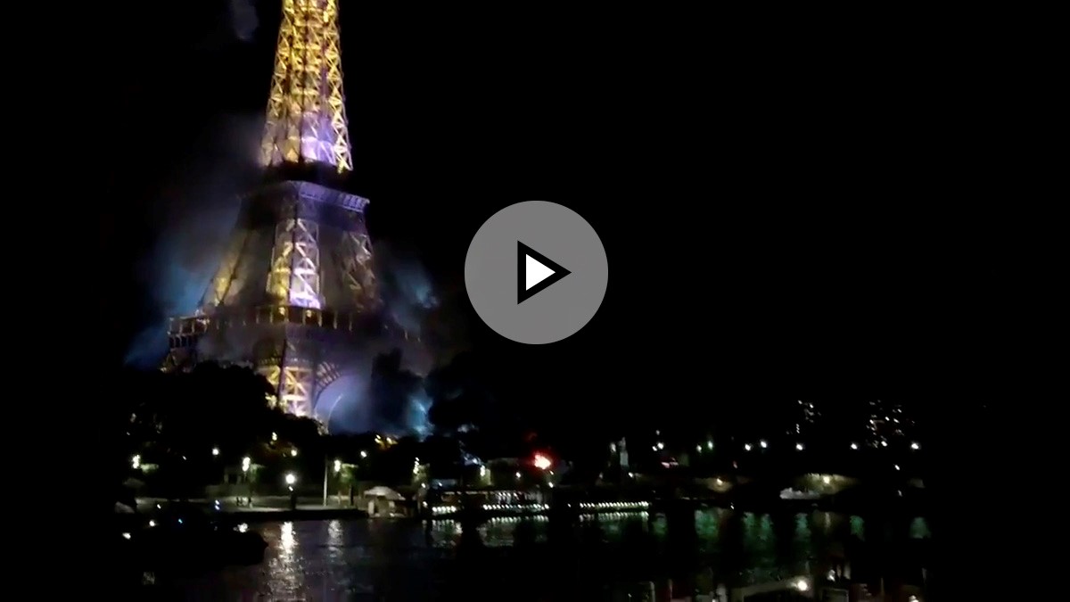 Incendio a los pies de la Torre Eiffel durante la crisis del atentado en Niza.