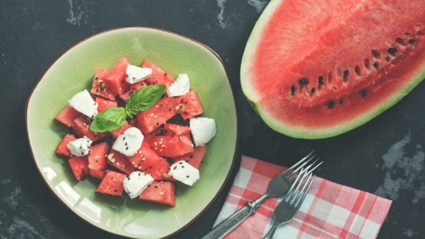 Ensalada de verano de sandía, queso y menta