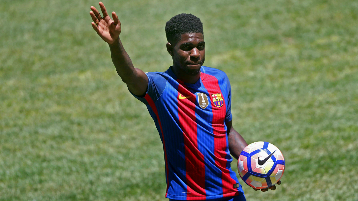 Umtiti saluda a la afición del Barcelona. (EFE)