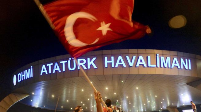 El aeropuerto de Estambul volvió a la actividad en la mañana del sábado