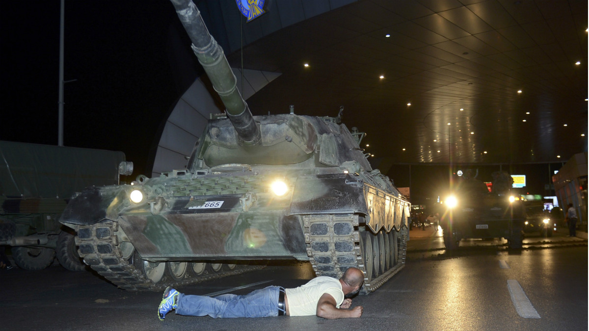 Un ciudadano turco se interpone en el camino de un tanque de los sublevados en las inmediaciones del aeropuerto Atatürk de Estambul. (Reuters)