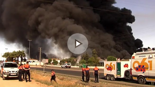 Un gran incendio acaba con la principal fábrica de Ybarra en Sevilla