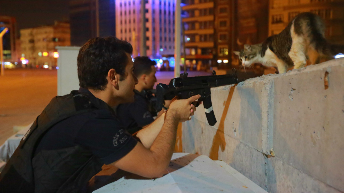 Policías toman posiciones en las calles de Estambul tras el fracaso del golpe de estado. (Reuters)
