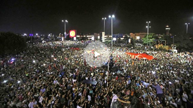 El presidente Erdogan, aclamado al llegar a Estambul, dice que los responsables tendrán el «castigo merecido»