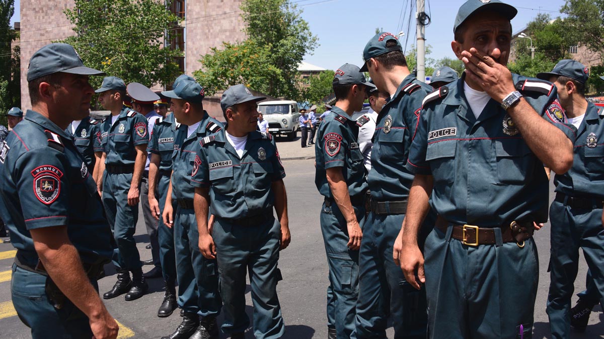 Policías armenios establecen un cordón de seguridad en torno a la comisaría. (Foto: AFP)