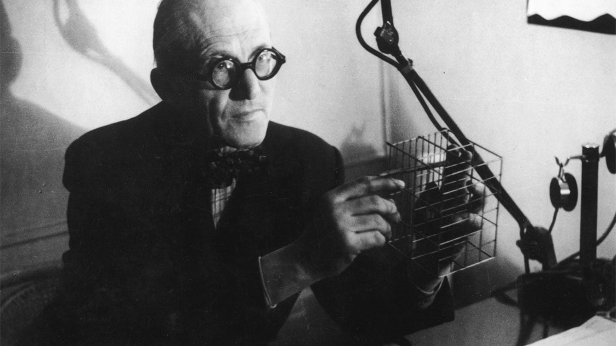 Le Corbusier explicando su método de construcción (Getty)