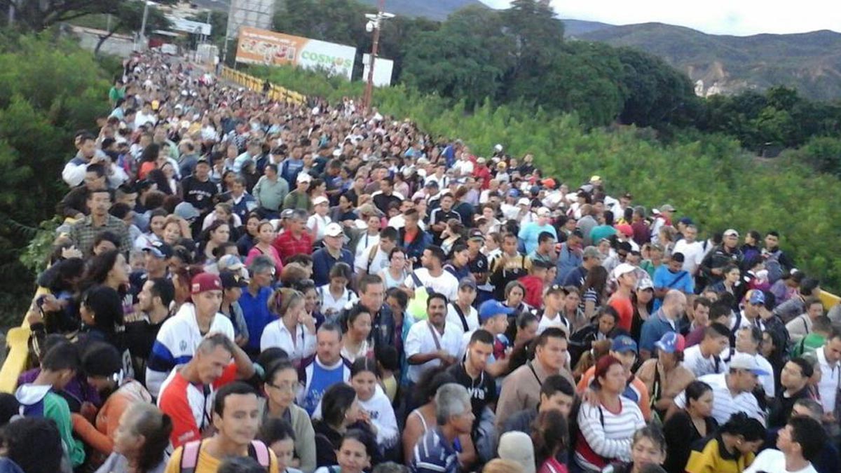 Cientos de venezolanos cruzan a Colombia por el puente de Ureña.