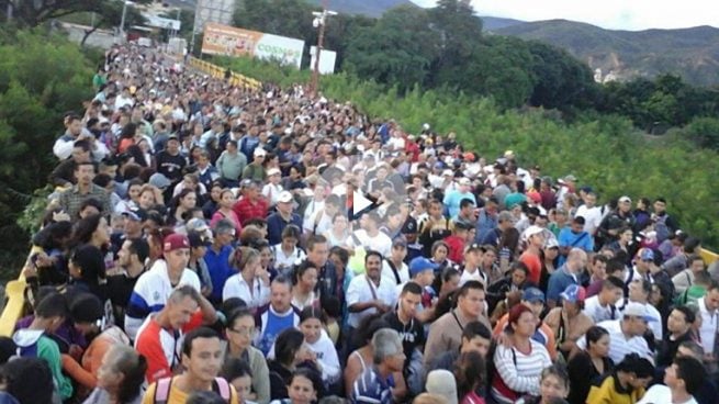 Más de 100.000 venezolanos cruzan a Colombia en la reapertura de la frontera