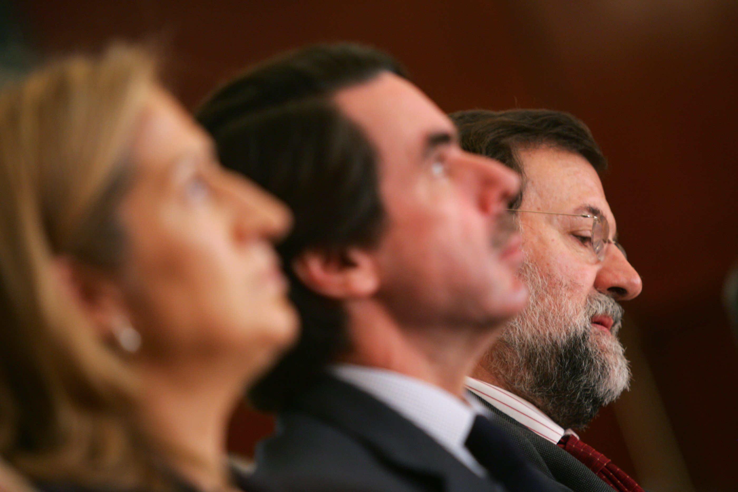 Ana Pastor, José María Aznar y Mariano Rajoy, en un acto de FAES. (AFP)
