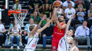 Sergio Llull tira a canasta durante el Lituania-España. (FEB)
