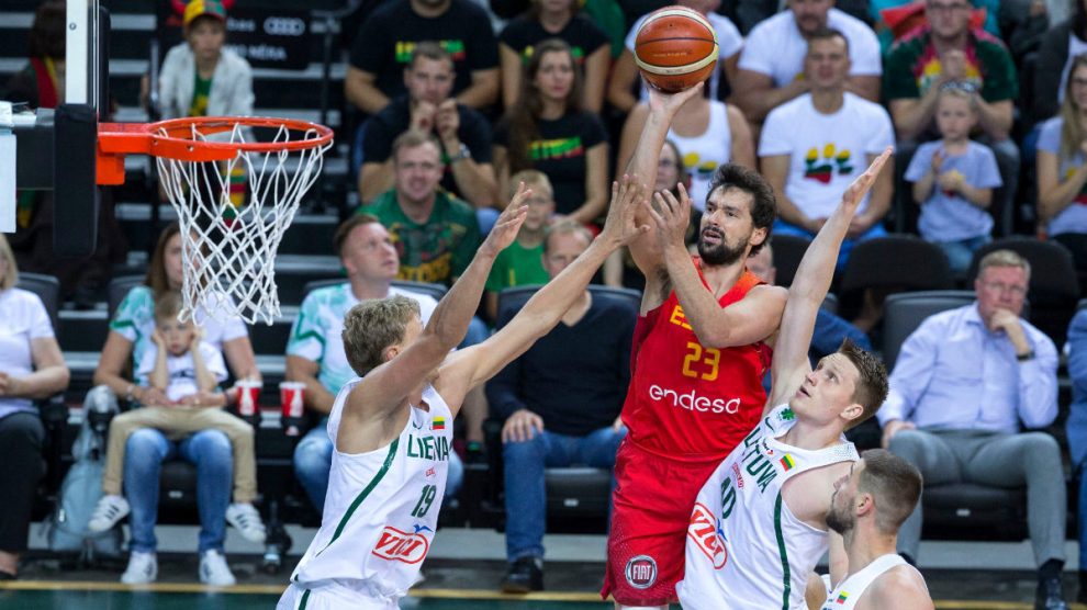 Sergio Llull tira a canasta durante el Lituania-España. (FEB)