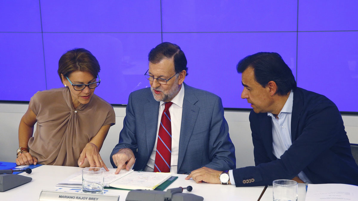El presidente del Gobierno en funciones, Mariano Rajoy, junto a Maria Dolores de Cospedal y Fernando Martínez-Maillo en la junta Directiva Nacional del PP. (Foto: EFE)