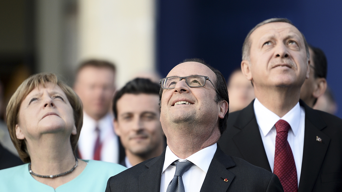 Angela Merkel, François Hollande y Recep Tayyip Erdogan. (Foto: AFP)