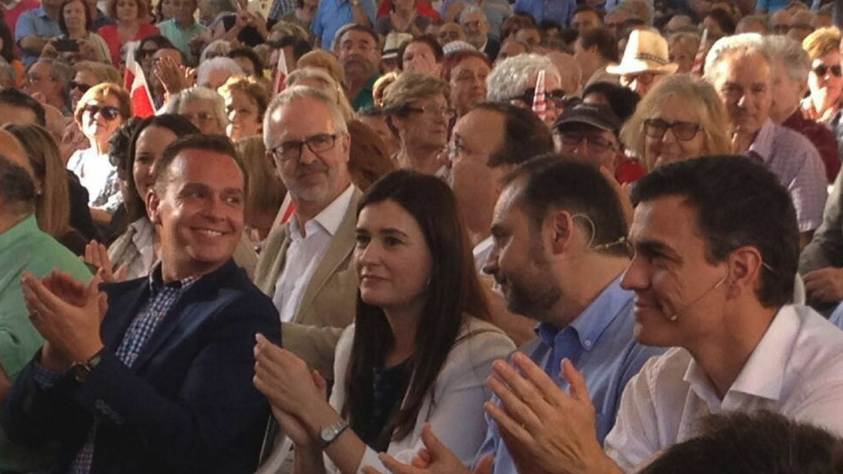 Francesc Romeu, con chaqueta oscura, en un acto de campaña junto a Pedro Sánchez.