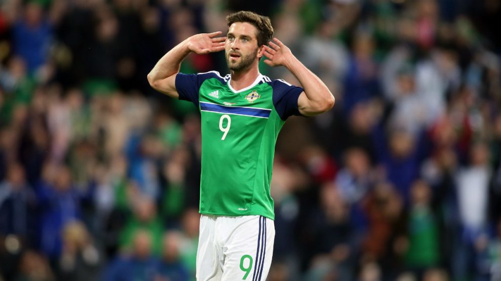 Will Grigg durante un partido con Irlanda del Norte. (AFP)