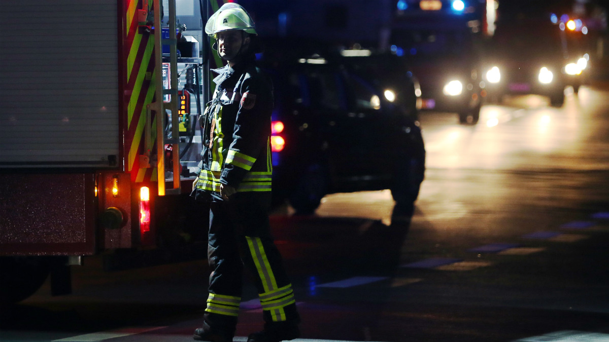 Un miembro de los equipos de emergencias, junto al tren alemán atacado en Wurzburg, Baviera. (AFP)