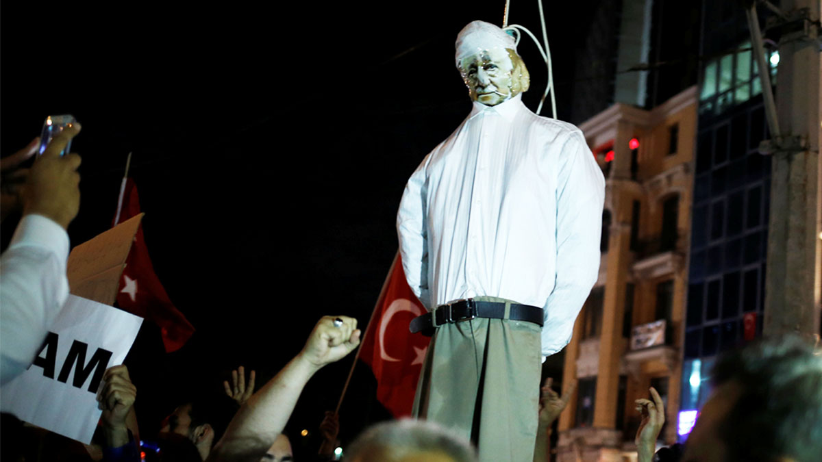 Seguidores de Erdogan ahorcan a un Fetulá Gulen de mentira en Turquía (Reuters)