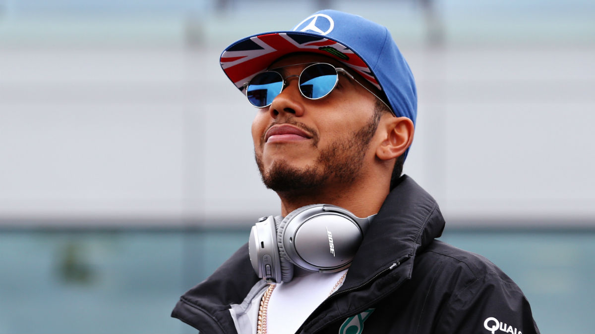 Lewis Hamilton pasea por el ‘paddock’. (Getty)