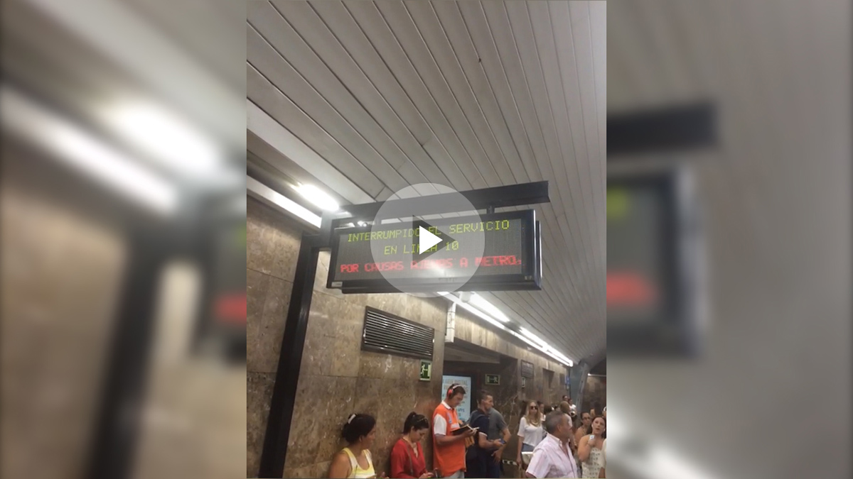 Pasajeros de metro desalojados del vagón en la estación de Cuzco. (OKD)