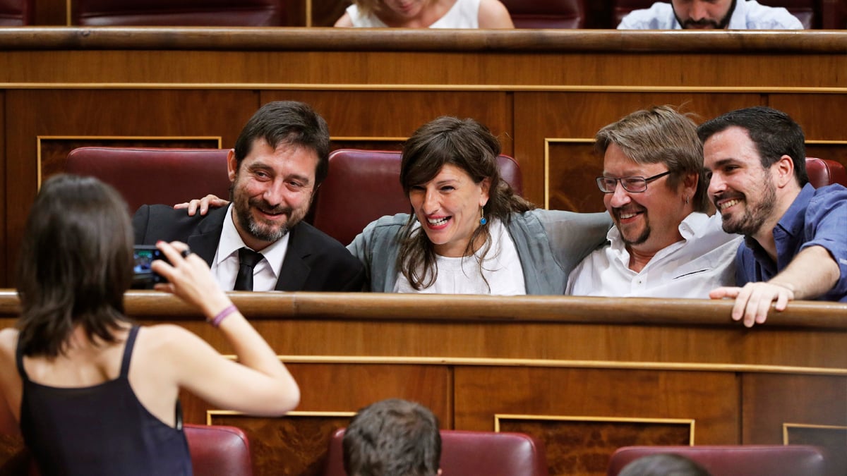 Yolanda Díaz, portavoz de Energía con Rafael Mayoral y Xavier Doménech (Foto: EFE)