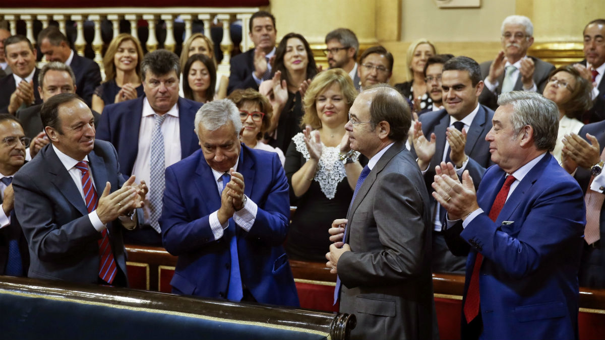 Los senadores populares Pedro Sanz (i), Javier Arenas (2i), y José Manuel Barreiro (d), aplauden al senador del PP Pío García-Escudero que ha sido reelegido por mayoría absoluta presidente de la Cámara Alta. (Foto: EFE)
