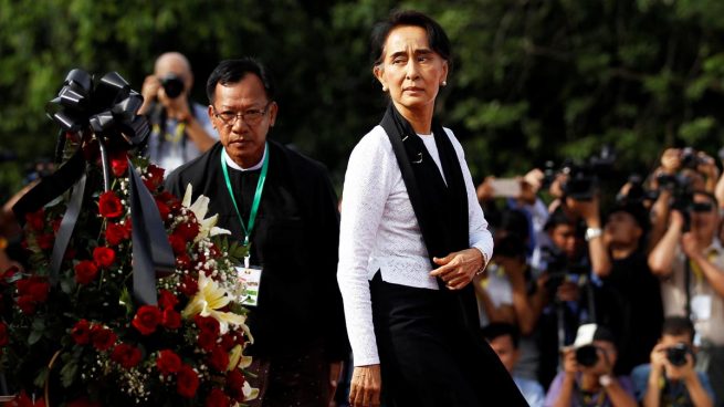 Suu Kyi y el ejército de Birmania conmemoran juntos por primera vez la muerte de Aung San