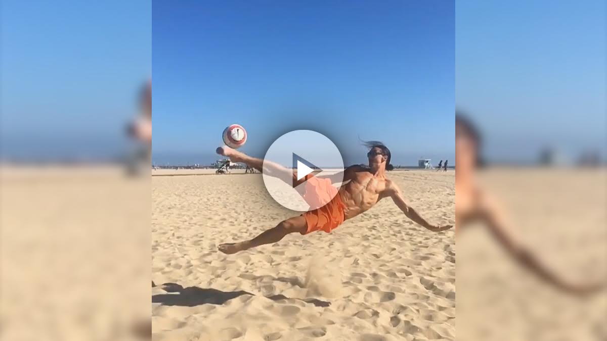 Ibrahimovic hace una volea en la playa.