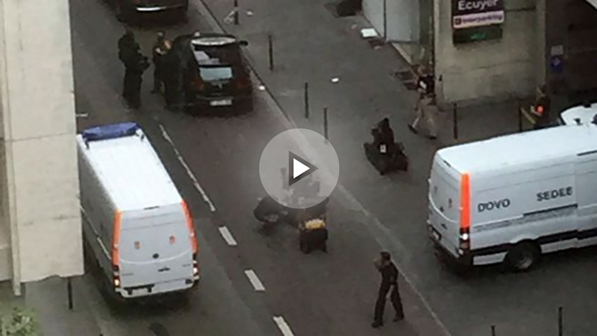 Dispositivo policial en Bruselas ante la actitud sospechosa de un hombre que podría ir cargado de explosivos. (TW)